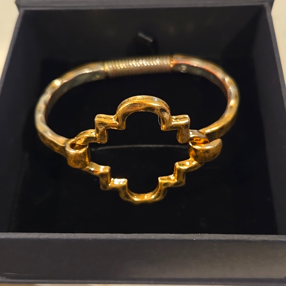 Gold Tone Bangle Clasp Bracelet 7$